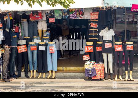 SAMUT PRAKAN, THAILAND, MÄRZ 06 2023, Ein Bekleidungsgeschäft, das Hosen mit Preisschildern anbietet Stockfoto