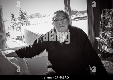Eine Frau aus Alaska, die in ihrer Wohnung im Zentrum von Sitka, Alaska, USA, für ein Foto posiert. Stockfoto