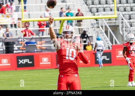 Washington, Vereinigte Staaten Von Amerika. 16. April 2023. Jordan Ta'amu, der erste Quarterback der Defenders, wärmt sich vor dem Spiel gegen die Arlington Renegades am Sonntag, den 16. April auf. D.C. Verteidiger die Defenders haben die Renegades in der Verlängerung um 28 zu 26 geschlagen. (Foto: Zach Brien/Sipa USA) Guthaben: SIPA USA/Alamy Live News Stockfoto