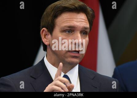 Lake Buena Vista, Usa. 17. April 2023. Ron DeSantis, Gouverneur von Florida, hält eine Pressekonferenz im Reedy Creek Administration Building in Lake Buena Vista. DeSantis kündigte Gesetzesmaßnahmen an, um die Vereinbarung zwischen dem Reedy Creek Improvement District und Walt Disney World aufzuheben, die Disney die Kontrolle über den Freizeitpark und das umliegende Grundstück behalten sollte. (Foto: Paul Hennessy/SOPA Images/Sipa USA) Guthaben: SIPA USA/Alamy Live News Stockfoto