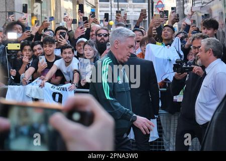 London, Großbritannien. 17. April 2023. Der Real Madrid Coach Carlo Ancelotti kommt an einer Gruppe von Fans vorbei. Das Team verlässt sein Hotel für eine Pressekonferenz und eine Schulung vor dem Viertelfinale der Champions League, wo es am Dienstagabend auf der Stamford Bridge mit Chelsea konfrontiert wird. Kredit: Elfte Stunde Fotografie/Alamy Live News Stockfoto