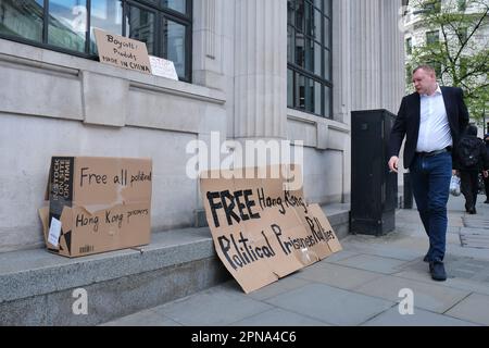 Die Hongkonger veranstalten einen Protest gegen den Besuch von Finanzminister Christopher Hui in London, dem ersten Ministerbesuch seit drei Jahren. Stockfoto