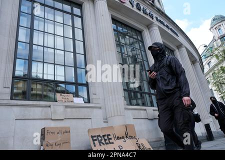 Die Hongkonger veranstalten einen Protest gegen den Besuch von Finanzminister Christopher Hui in London, dem ersten Ministerbesuch seit drei Jahren. Stockfoto