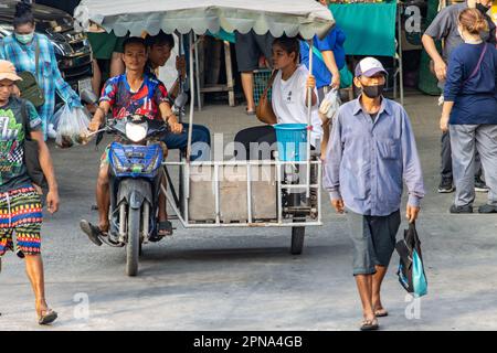 SAMUT PRAKAN, THAILAND, APR 07 2023, Leute fahren Motorrad mit Beiwagen unter Menschen auf der Straße Stockfoto