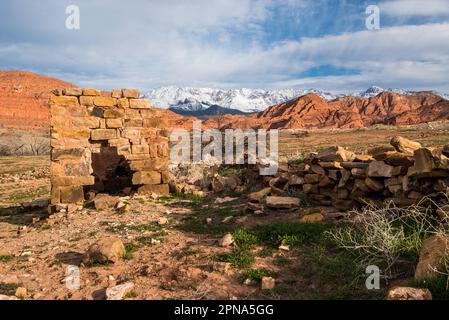 Harrisburg Utah, Geisterstadt der USA im Süden Utahs. Schneebedeckte Pine Valley Mountains im Hintergrund. Stockfoto