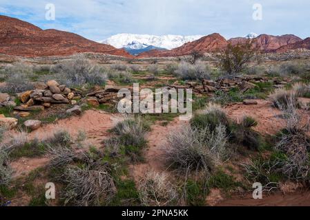 Harrisburg Utah, Geisterstadt der USA im Süden Utahs. Schneebedeckte Pine Valley Mountains im Hintergrund. Stockfoto