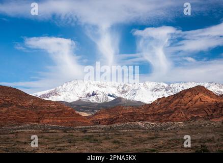 Harrisburg Utah, Geisterstadt der USA im Süden Utahs. Schneebedeckte Pine Valley Mountains im Hintergrund. Stockfoto