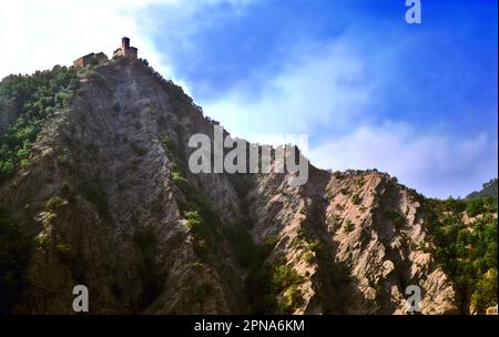 Brugnello, ein kleines Dorf mit Blick auf das Trebbia-Tal. Stockfoto