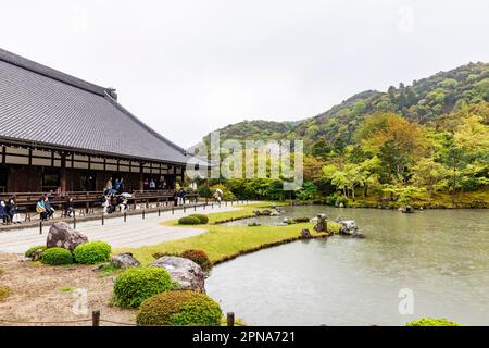 Kyoto, April 2023 Sogenchi Garten und Sogen Chi Teich entworfen von Muso Soseki, der den Tenryu Ji Tempel entwarf, rinzai Sekte buddhismus, Kyoto, Japan Stockfoto