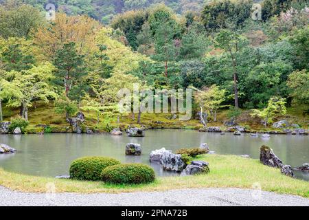 Kyoto, April 2023 Sogenchi Garten und Sogen Chi Teich entworfen von Muso Soseki, der den Tenryu Ji Tempel entwarf, rinzai Sekte buddhismus, Kyoto, Japan Stockfoto