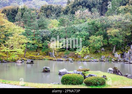 Kyoto, April 2023 Sogenchi Garten und Sogen Chi Teich entworfen von Muso Soseki, der den Tenryu Ji Tempel entwarf, rinzai Sekte buddhismus, Kyoto, Japan Stockfoto