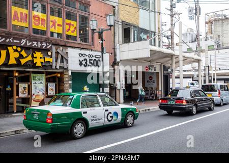 April 2023, traditionelles japanisches Taxi ein Toyota Crown viertüriges Limousinenfahrzeug auf den Straßen des Stadtzentrums von Kyoto, Japan Stockfoto