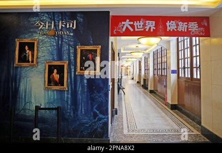 SHANGHAI, CHINA - 16. APRIL 2023 - die jahrhundertealten historischen Gebäude der Großen Welt werden in Shanghai, China, gesehen, 13. April 2023. Das neue Theater Stockfoto