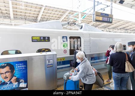 Am 2023. April warten die Passagiere am Bahnsteig Tokio, Japan, auf die grüne Kutsche 8 des Shinkansen-Schnellzugs Stockfoto