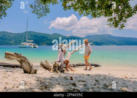 Koh Ra WI Insel in Thailand in der Nähe von Ko Lipe, mit ein paar Männern und Frauen, die sich am Strand des Tarutao Nationalparks entspannen Stockfoto