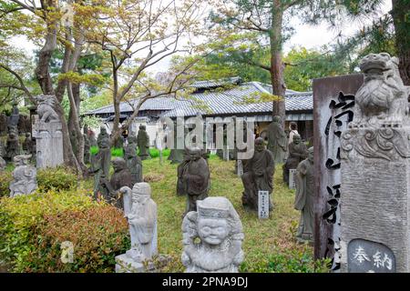 2023 500 Statuen der nächstgelegenen und höchsten Jünger Buddhas vor dem Hogon-in-Untertempel des Tenryu-ji-Tempels, Kyoto, Japan, Asien Stockfoto