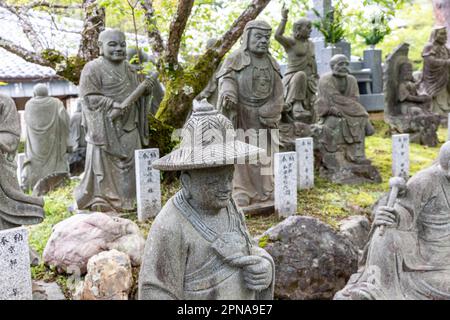 2023 500 Statuen der nächstgelegenen und höchsten Jünger Buddhas vor dem Hogon-in-Untertempel des Tenryu-ji-Tempels, Kyoto, Japan, Asien Stockfoto