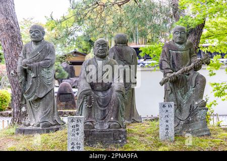 2023 500 Statuen der nächstgelegenen und höchsten Jünger Buddhas vor dem Hogon-in-Untertempel des Tenryu-ji-Tempels, Kyoto, Japan, Asien Stockfoto