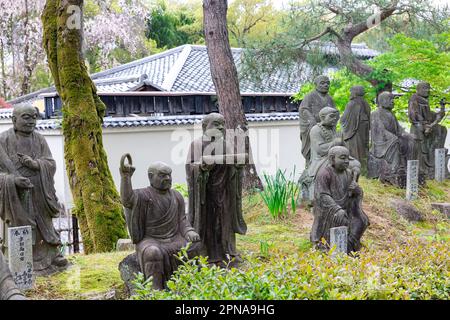 2023 500 Statuen der nächstgelegenen und höchsten Jünger Buddhas vor dem Hogon-in-Untertempel des Tenryu-ji-Tempels, Kyoto, Japan, Asien Stockfoto