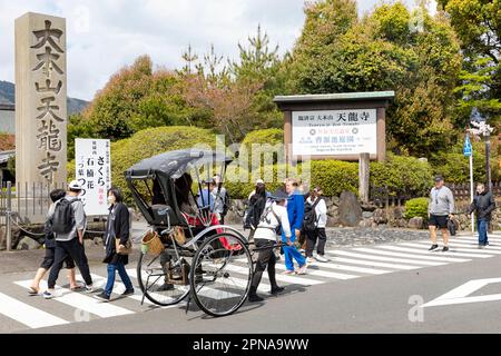 April 2023 Tenryu-Ji Tempeleingang in Arashiyama Kyoto, Fahrrad-Rikscha bietet Touristen eine Fahrt, Japan, Asien Stockfoto