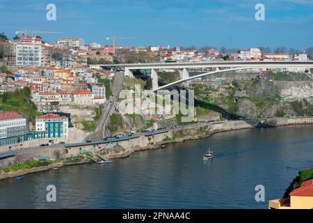 Porto, Portugal. 13. Februar 2023. Blick auf Ponte Infante Dom Henrique Bridge Porto City und Douro River Stockfoto