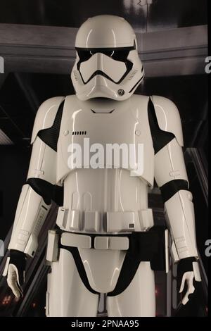 München, Deutschland 17. April 2023. München, Deutschland, 17. April 2023; Figur aus 'Krieg der Sterne', ein 'Stormtrooper' von Star Wars, gesehen während der VIP-Eröffnung der DISNEY 100-Ausstellung, die am 17. In der kleinen Olympia-Halle in München stattfindet. April 2023. Bild und Copyright Arthur THILL/ATP Images (THILL Arthur/ATP/SPP) Kredit: SPP Sport Press Photo. Alamy Live News Stockfoto