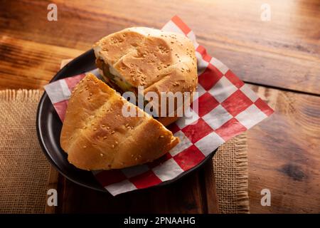 Mexikanische Torta. Sandwich mit gewöhnlichem Brot in Mexiko, es kann Telera, Bolillo oder Bagette sein, geteilt in zwei Hälften und mit verschiedenen Zutaten gefüllt, in Stockfoto