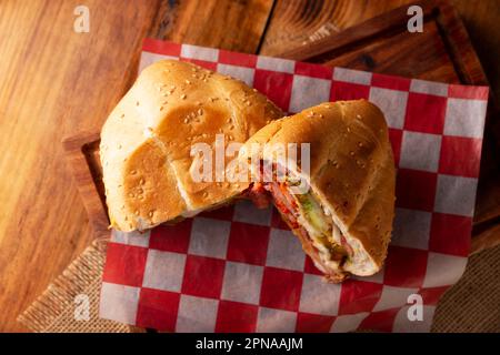 Mexikanische Torta. Sandwich mit gewöhnlichem Brot in Mexiko, es kann Telera, Bolillo oder Bagette sein, geteilt in zwei Hälften und mit verschiedenen Zutaten gefüllt, in Stockfoto