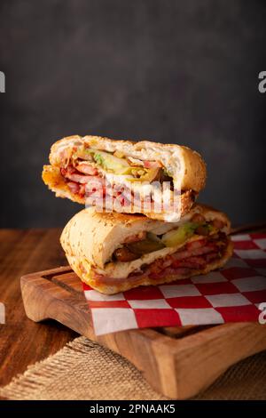 Mexikanische Torta. Sandwich mit gewöhnlichem Brot in Mexiko, es kann Telera, Bolillo oder Bagette sein, geteilt in zwei Hälften und mit verschiedenen Zutaten gefüllt, in Stockfoto