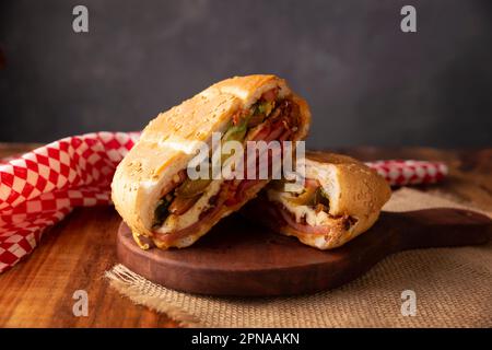 Mexikanische Torta. Sandwich mit gewöhnlichem Brot in Mexiko, es kann Telera, Bolillo oder Bagette sein, geteilt in zwei Hälften und mit verschiedenen Zutaten gefüllt, in Stockfoto