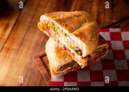 Mexikanische Torta. Sandwich mit gewöhnlichem Brot in Mexiko, es kann Telera, Bolillo oder Bagette sein, geteilt in zwei Hälften und mit verschiedenen Zutaten gefüllt, in Stockfoto