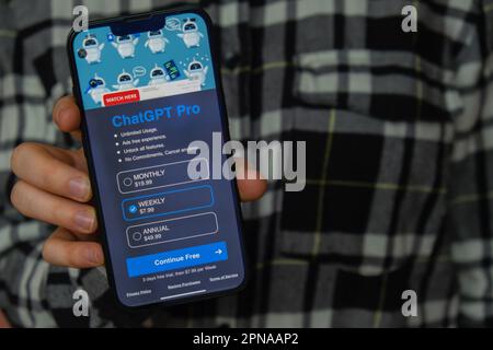 Danzig, Polen - März 2023 Handgehaltene Frau Chat GPT App-Symbol auf dem Bildschirm des Mobiltelefons iPhone Apple. Website des US-amerikanischen Unternehmens OpenAI LLC für künstliche Intelligenz. Webseite Prototyp für AI-Chatbot. Moderne Technologien Stockfoto