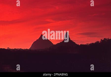 Sonnenuntergang hinter den Glasshouse Mountains, Queensland, Australien am Mount Beerwah und Mount Conowrin Stockfoto