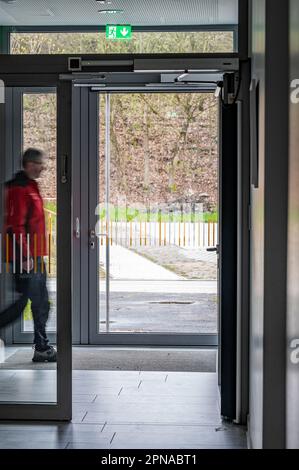 Deggendorf, Deutschland. 17. April 2023. Eine automatische Tür im Robert Koch Gymnasium. Der Bezirk Deggendorf will fast 28.000 Euro vom Freistaat Bayern für die automatische Tür, die einem schwerbehinderten Lehrer Zugang zur staatlichen Highschool in Deggendorf ermöglicht. Kredit: Armin Weigel/dpa/Alamy Live News Stockfoto