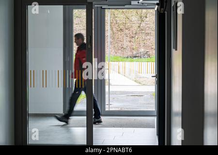 Deggendorf, Deutschland. 17. April 2023. Eine automatische Tür im Robert Koch Gymnasium. Der Bezirk Deggendorf will fast 28.000 Euro vom Freistaat für die automatische Tür, die schwerbehinderten Lehrern den Zugang zur staatlichen Highschool in Deggendorf ermöglicht. Kredit: Armin Weigel/dpa/Alamy Live News Stockfoto