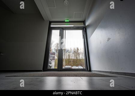 Deggendorf, Deutschland. 17. April 2023. Eine automatische Tür im Robert Koch Gymnasium. Der Bezirk Deggendorf will fast 28.000 Euro vom Freistaat Bayern für die automatische Tür, die einem schwerbehinderten Lehrer Zugang zur staatlichen Highschool in Deggendorf ermöglicht. Kredit: Armin Weigel/dpa/Alamy Live News Stockfoto