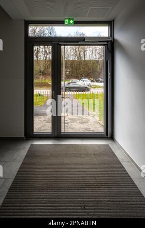 Deggendorf, Deutschland. 17. April 2023. Eine automatische Tür im Robert Koch Gymnasium. Der Bezirk Deggendorf will fast 28.000 Euro vom Freistaat Bayern für die automatische Tür, die einem schwerbehinderten Lehrer Zugang zur staatlichen Highschool in Deggendorf ermöglicht. Kredit: Armin Weigel/dpa/Alamy Live News Stockfoto