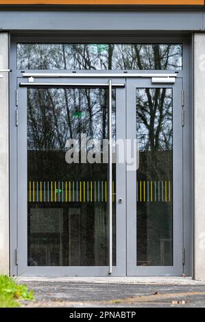 Deggendorf, Deutschland. 17. April 2023. Eine automatische Tür im Robert Koch Gymnasium. Der Bezirk Deggendorf will fast 28.000 Euro vom Freistaat Bayern für die automatische Tür, die einem schwerbehinderten Lehrer Zugang zur staatlichen Highschool in Deggendorf ermöglicht. Kredit: Armin Weigel/dpa/Alamy Live News Stockfoto