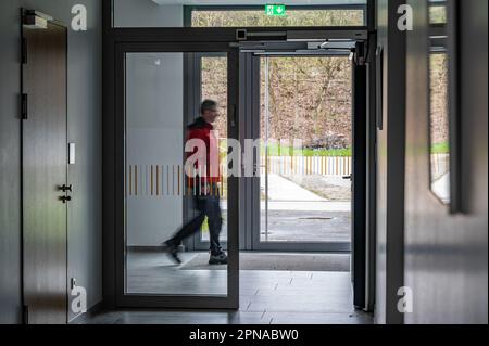Deggendorf, Deutschland. 17. April 2023. Eine automatische Tür im Robert Koch Gymnasium. Der Bezirk Deggendorf will fast 28.000 Euro vom Freistaat Bayern für die automatische Tür, die einem schwerbehinderten Lehrer Zugang zur staatlichen Highschool in Deggendorf ermöglicht. Kredit: Armin Weigel/dpa/Alamy Live News Stockfoto