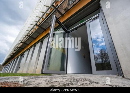 Deggendorf, Deutschland. 17. April 2023. Eine automatische Tür im Robert Koch Gymnasium. Der Bezirk Deggendorf will fast 28.000 Euro vom Freistaat Bayern für die automatische Tür, die einem schwerbehinderten Lehrer Zugang zur staatlichen Highschool in Deggendorf ermöglicht. Kredit: Armin Weigel/dpa/Alamy Live News Stockfoto