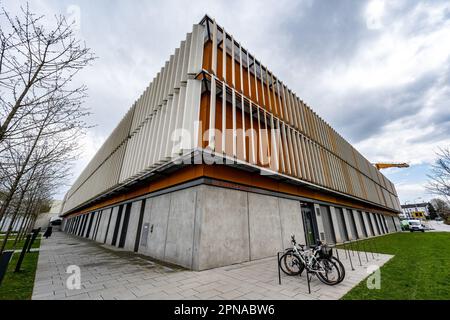 Deggendorf, Deutschland. 17. April 2023. Die Robert Koch High School. Der Bezirk Deggendorf will fast 28.000 Euro vom Freistaat für die automatische Tür, die schwerbehinderten Lehrern den Zugang zur staatlichen Highschool in Deggendorf ermöglicht. Kredit: Armin Weigel/dpa/Alamy Live News Stockfoto