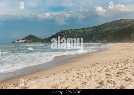 Malerischer Sandstrand mit Sonnenlicht vor einem aufkommenden Sturm. Mole Beach in Florianopolis Stockfoto