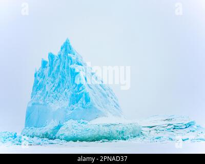 Eisberg im gefrorenen Kong Oscar Fjord, Tasiilaq, Ammassalik Island, Kommuneqarfik Sermersooq, Ostgrönland, Grönland Stockfoto