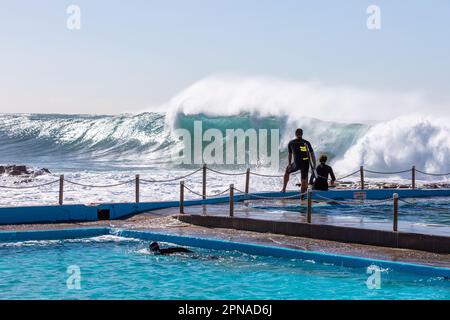 Wellen stürzen über Dee Why Beach Rockpools, Ozeanschwimmbecken Stockfoto