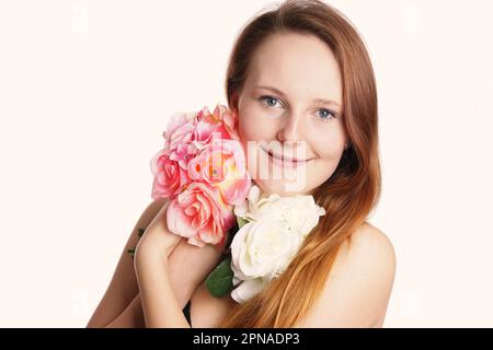 Porträt einer jungen Frau mit Blumen Stockfoto