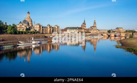 Blick auf die Stadt mit Kunstakademie, Frauenkirche, Hofkirche, Residenzschloss und Semperoper, Reflexion in der Elbe, Morgenlicht, Altstadt Stockfoto