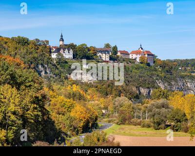 Blick auf Dornburger Schlösser im Herbst, Renaissanceschloss, Rokoko-Schloss und Alte Burg, Saale-Tal, Dornburg-Camburg, Thüringen, Deutschland Stockfoto