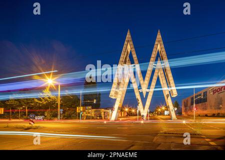 Double-M, auch Messe-M, Logo der Leipziger Messe, Nachtaufnahme mit Lichtspuren, Alte Messe, Leipzig, Sachsen, Deutschland Stockfoto