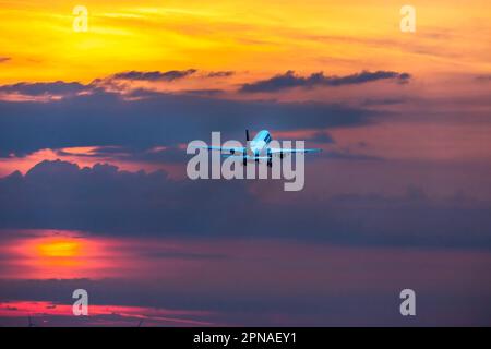 Flugzeuge starten in der Morgendämmerung, Airbus A319-100 der Fluggesellschaft Eurowings, Stuttgart, Baden-Württemberg, Deutschland Stockfoto