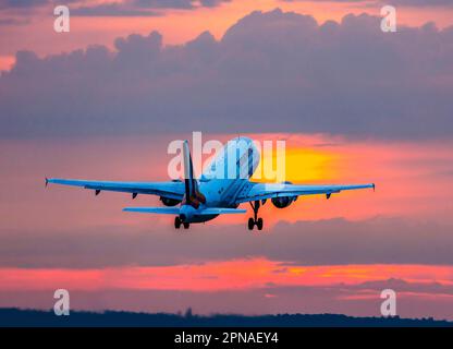 Flugzeuge starten in der Morgendämmerung, Airbus A319-100 der Fluggesellschaft Eurowings, Stuttgart, Baden-Württemberg, Deutschland Stockfoto